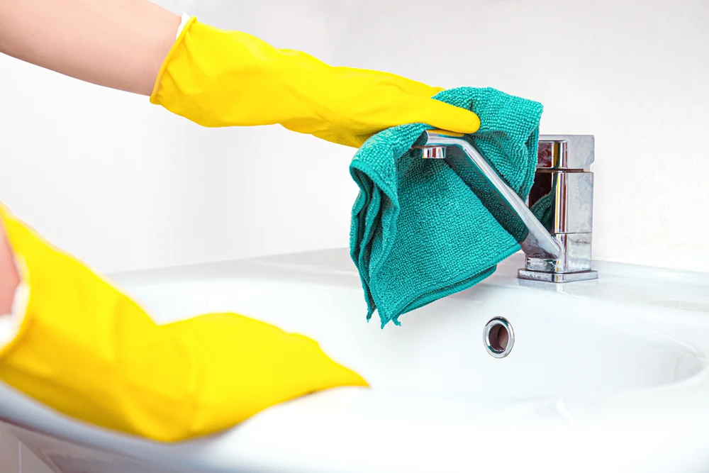 Professionelle Badreinigung Kalkfreie Armaturen für eine garantierte Abnahme